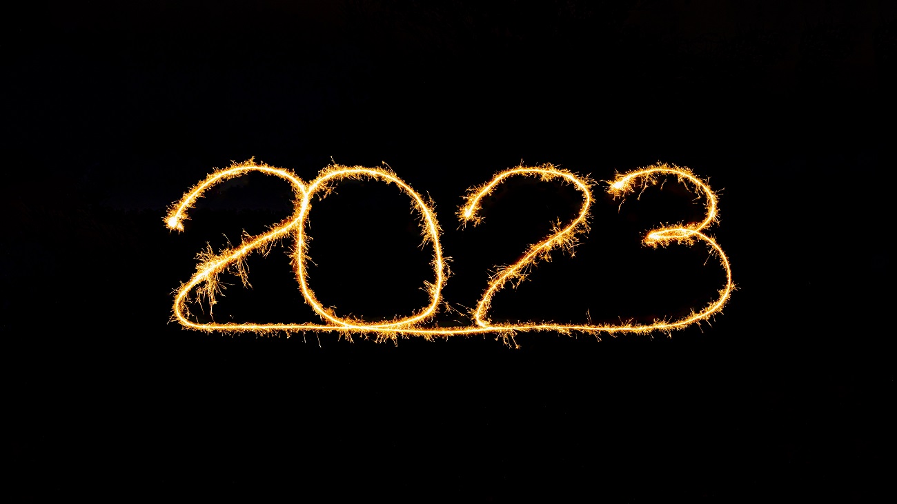 Fundo preto e uma linha de luz brilhante onde está escrito "2023".