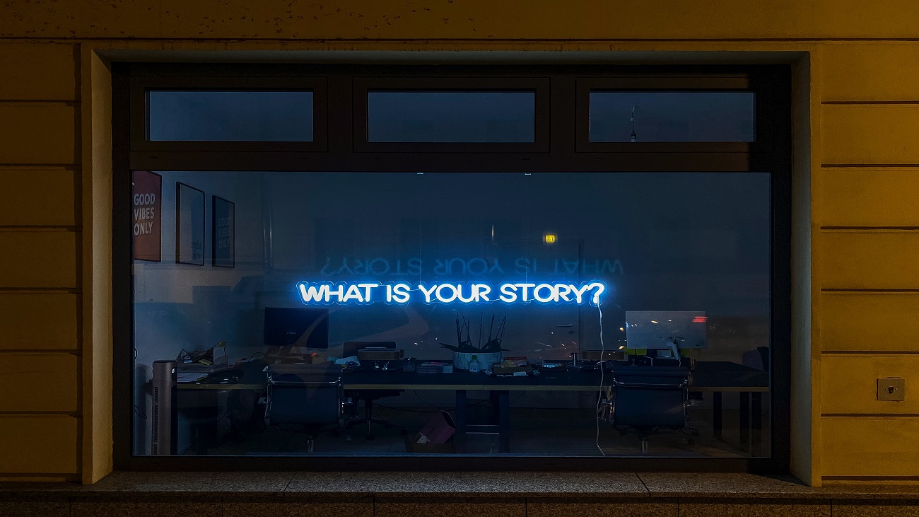 Foto da fachada de uma loja, onde se lê "qual é a sua história" em inglês.
