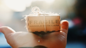 Capa do artigo sobre engajamento de fornecedores e parceiros. Foto de uma caixa em que está escrito frágil.