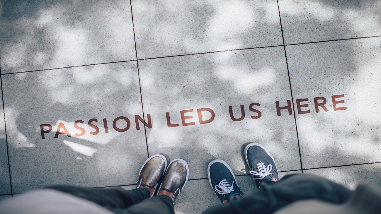 Capa do artigo sobre Inner Development Goals. Foto de um chão onde está escrito "passion led us here", ou "a paixão nos trouxe aqui" em português.