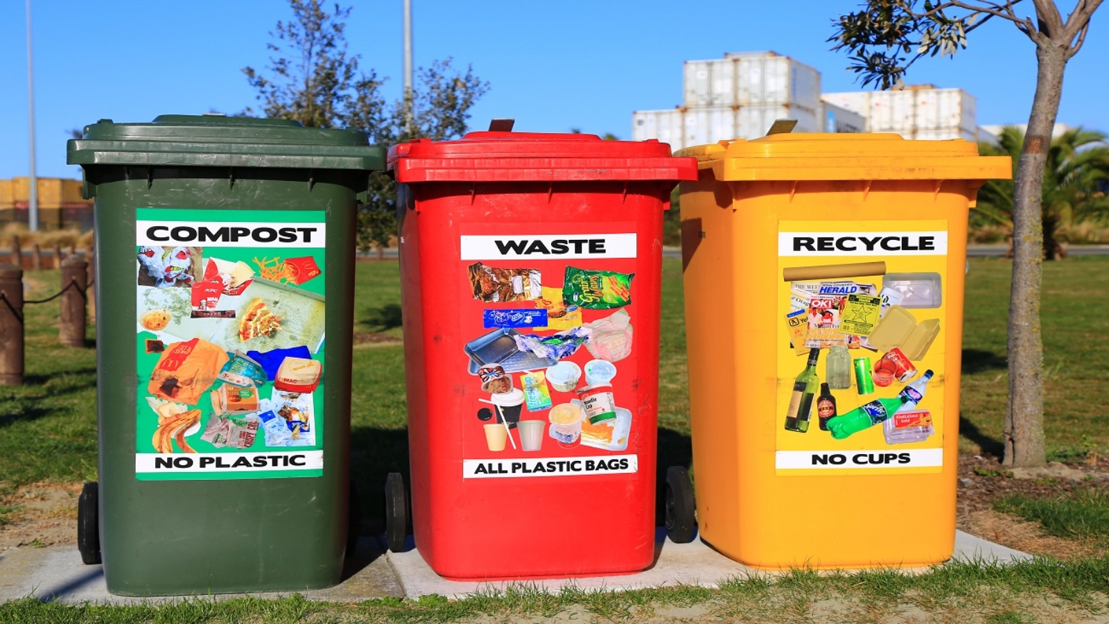 Três lixeiras identificando o descarte correto de cada tipo de lixo, ilustrando o tratamento de resíduos