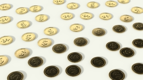 Capa do artigo sobre investidores e políticas ESG. Foto de diversas pequenas moedas espalhadas sob uma mesa.