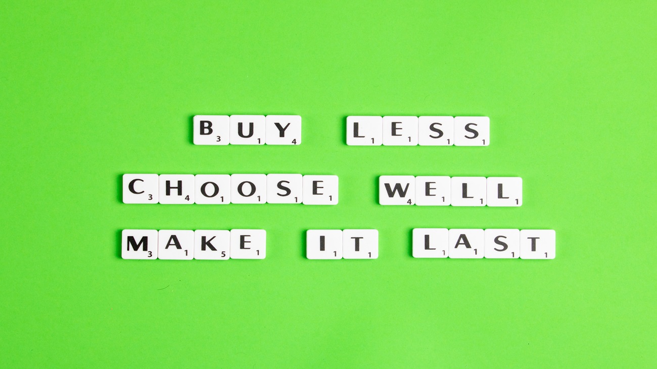 Capa do artigo sobre economia circular. Fundo verde neon. No centro, blocos de madeira com letras agrupadas juntas para formar a frase "compre menos, escolha bem e faça durar".
