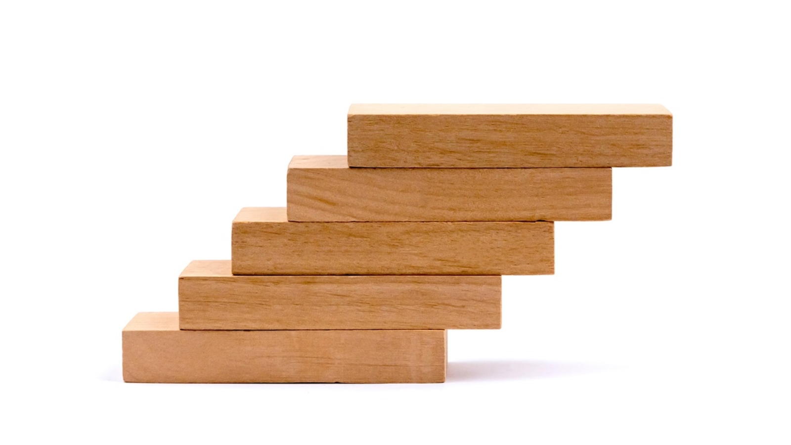 Capa do artigo "Implante um programa ESG". Foto de 5 blocos de madeira empilhados formando uma escada.